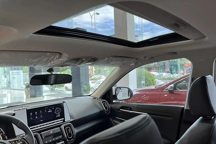 Bên cạnh đó, xe còn sở hữu các trang bị khác như: điều hòa tự động với các nút chỉnh mới dạng phím đàn piano, khởi động máy/hệ thống điều hòa từ xa, cửa sổ trời chỉnh điện/chống kẹp an toàn, cổng điện 12V, cổng USB Type C, khay để mắt kính, đèn chiếu sáng tách biệt cho khoang lái,...