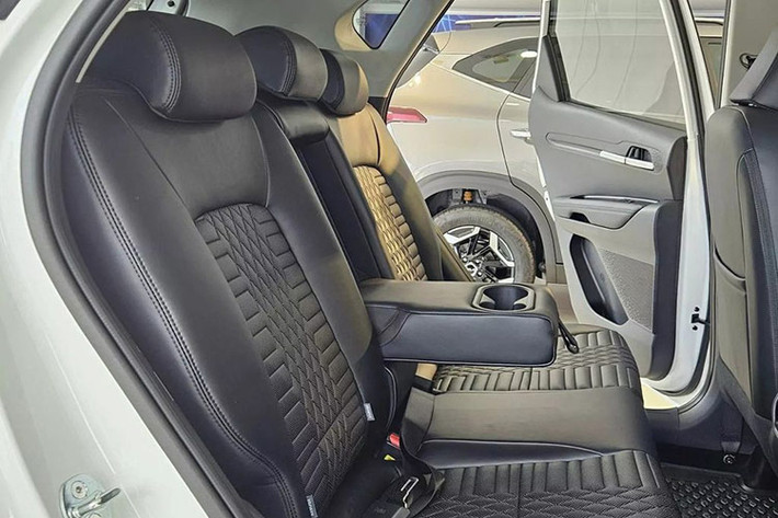 Đáng tiếc là Kia Sonet 2024 phân phối tại Việt Nam không có phanh tay điện tử, tính năng tự động giữ phanh tạm thời Auto Hold hay các hệ thống an toàn chủ động ADAS như ở thị trường nước ngoài.