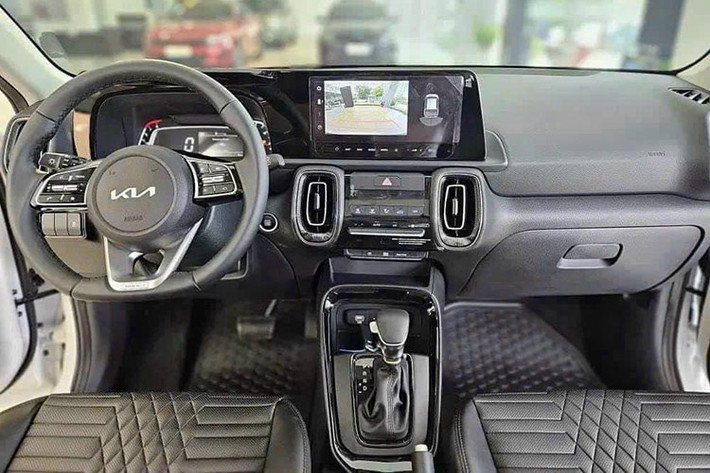 So với thế hệ tiền nhiệm, Kia Sonet 2024 có không gian nội thất hiện đại hơn hẳn. Xe được trang bị các tiện ích đáng chú ý như: màn hình đa thông tin TFT LCD 4,2 inch, màn hình cảm ứng trung tâm 10,25 inch, hỗ trợ Apple CarPlay/Android Auto không dây, bản đồ dẫn đường, Bluetooth đàm thoại rảnh tay và hệ thống âm thanh 6 loa.