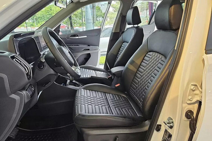 Về an toàn, Kia Sonet 2024 được bổ sung 2 tính năng mới là hệ thống điều khiển hành trình Cruise Control và giới hạn tốc độ Manual Speed Limit Assist. Ngoài ra, xe vẫn được trang bị tiêu chuẩn: 2 - 6 túi khí (tùy phiên bản), chống bó cứng phanh (ABS), phân phối lực phanh điện tử (EBD), cân bằng điện tử (ESC), hỗ trợ khởi hành ngang dốc (HAC), phanh tay chỉnh cơ và cảm biến áp suất lốp.