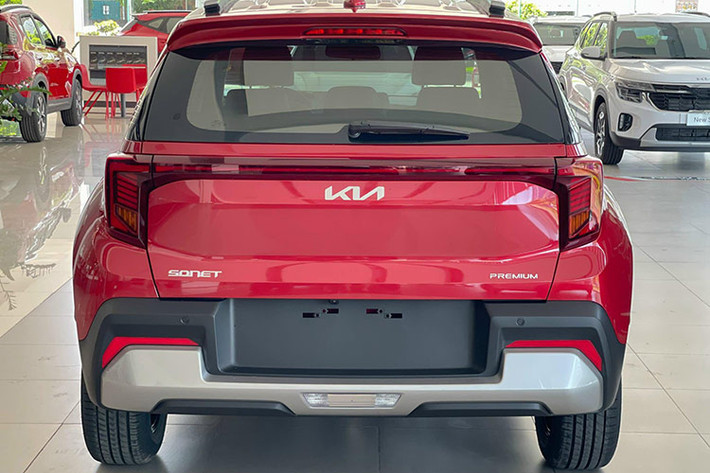 Cụm đèn hậu phía sau cũng được thiết kế lại giúp nâng cao tính thẩm mỹ tổng thể của Sonet facelift 2024. Bên cạnh đó, cản sau cũng được tinh chỉnh kiểu dáng. Xe được trang bị bộ mâm xe hợp kim mới kích thước 16 inch với hai kiểu thiết kế.