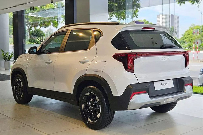 Về kích thước, mẫu xe SUV Kia Sonet 2024 có chiều dài x rộng x cao lần lượt là 4.110 x 1.790 x 1.625 mm và chiều dài cơ sở 2.500 mm. Số đo này đã có sự thay đổi so với phiên bản cũ. Khoang hành lý của xe có thể tích tiêu chuẩn là 392 lít. Hàng ghế sau có thể gập 60:40 để tăng thể tích khoang hành lý.