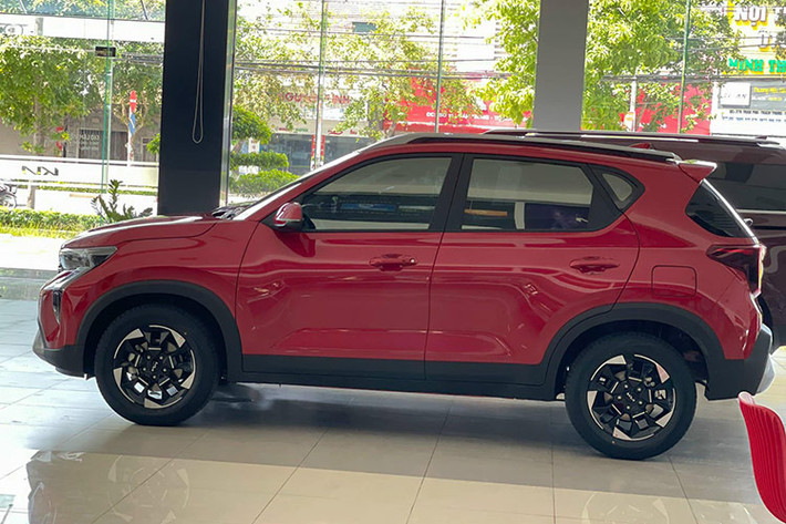 Về truyền động, mẫu SUV hạng A này dùng động cơ xăng 4 xi-lanh, dung tích 1.5L, sản sinh công suất tối đa 113 mã lực và mô-men xoắn cực đại 144 Nm như cũ. Động cơ đi với hộp số tự động biến thiên vô cấp giả lập 8 cấp số. Trong khi đó, tùy chọn hộp số sàn 6 cấp đã bị loại bỏ. Xe có 3 chế độ lái là Normal/Eco/Sport và 3 chế độ địa hình Snow/Mud/Sand.