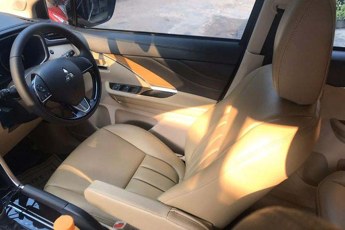 Một số nâng cấp khác bên trong Mitsubishi Xpander facelift 2020 như màn hình giải trí kích thước 7 inch kết nối điện thoại giờ đã có trên bản Sport. Hệ thống an toàn bổ sung cảm biến lùi. Tổng thể thiết kế khoang nội thất hầu như không mấy thay đổi so với trước.