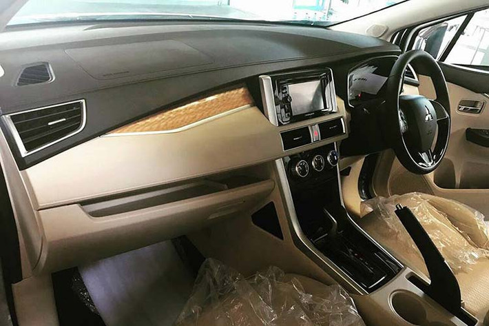 Bên trong, ghế tài xế có một bệ tì tay có thể xếp gọn, đây là chi tiết từng gây tranh cãi trên mẫu Xpander cũ do bệ trung tâm quá thấp, không thể dùng để tì tay cho 2 ghế phía trước. Ngoài ra, hãng xe Nhật bổ sung thêm tùy chọn ghế màu be cho biến thể Ultimate và Exceed, trong khi đó, biến thể Sport có tùy chọn ghế màu đen nhằm tăng tính thể thao.