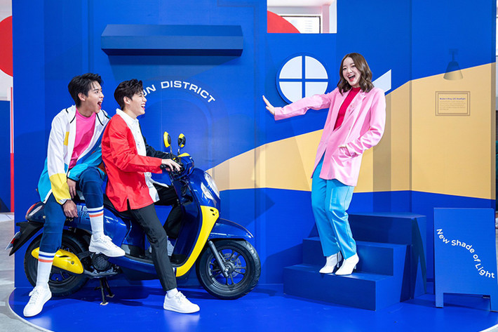 Về vận hành, Honda Scoopy 2021 tiếp tục sử dụng động cơ eSP dung tích 110cc tương tự như mẫu Honda Beat hay Genio. Trang bị động cơ này giúp xe có công suất 9 mã lực tại tua máy 7.500 vòng/phút và mômen xoắn cực đại 9.3 Nm tại tua máy 5.500 vòng/phút. Honda cho biết mức tiêu thụ nhiên liệu của động cơ eSP trên Scoopy chỉ là 1,7 lít/100km.