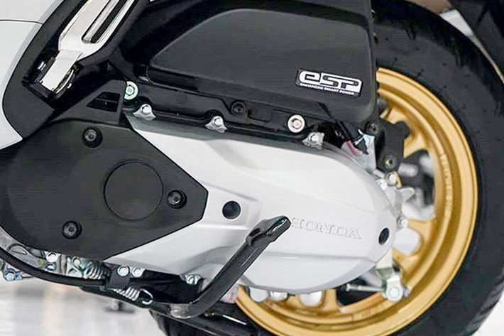 Honda Scoopy thế hệ mới sở hữu một cặp mâm 5 chấu kép thay vì kiểu mâm đa chấu dạng lốc xoáy như phiên bản cũ. Bánh trước của xe vẫn sử dụng thắng đĩa còn bánh sau vẫn dùng thắng đùm. Phuộc trước của xe dạng ống lồng, sau là lò xo trụ.