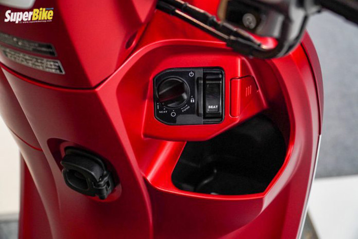 Thân xe được tạo dáng theo hình chữ S. Theo Honda Indonesia, Scoopy thế hệ mới ứng dụng hệ thống khung sườn mới Smart Architecture Frame (eSAF) tương tự Honda Beat và Honda Genio trước đó. Bình nhiên liệu cũng được thiết kế lớn hơn, với dung tích chứa 4,2 lít.