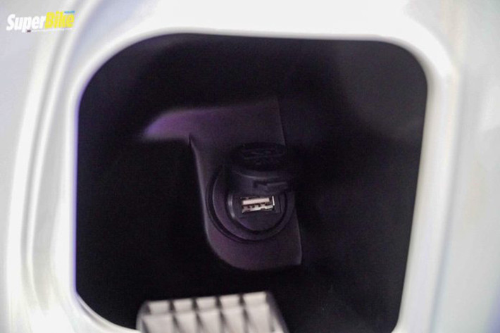 Mẫu xe ga Scoopy 2021 thế hệ mới cũng sẽ được Honda trang bị rất nhiều công nghệ hiện đại bao gồm: khoá thông minh Smartkey, cổng sạc USB cho thiết bị di động, hệ thống tự ngắt động cơ,... Bên cạnh đó là đèn báo nhắc thay dầu và đèn Idling Stop.