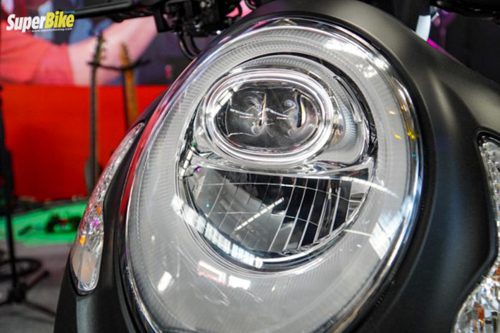 Nâng cấp phải kể đến đầu tiên chính là cụm đèn pha với thiết kế tròn, bao gồm đèn pha chiếu sáng và đèn định vị, hai bên là đèn xinhan. Được biết, đèn pha và đèn định vị của xe ứng dụng công nghệ LED, trong đó đèn pha dạng projector sẽ giúp tăng hiệu năng chiếu sáng.