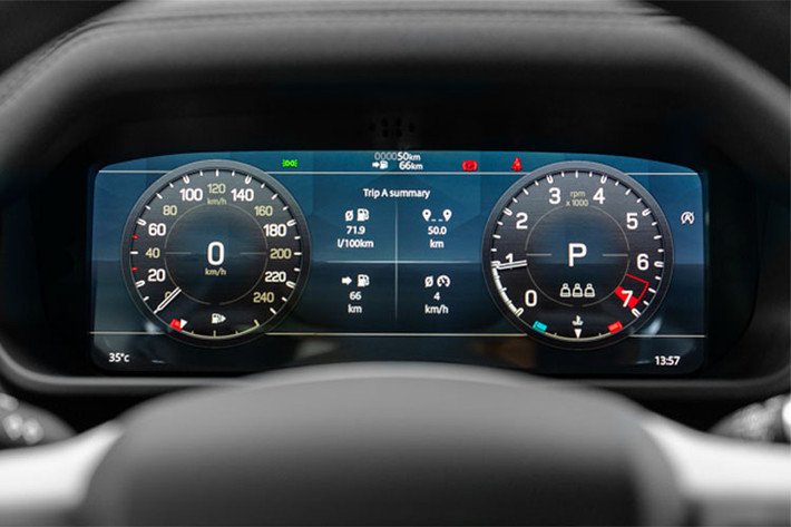 Xe được phân phối chính hãng với 2 phiên bản gồm Defender 90 SE lắp động cơ xăng Ingenium tăng áp 2.0L, công suất 300 mã lực, mô-men xoắn cực đại 400 Nm. Bản còn lại là Defender 90 X với động cơ tương tự nhưng loại 3.0L, công suất 400 mã lực, mô-men xoắn cực đại 550 Nm.