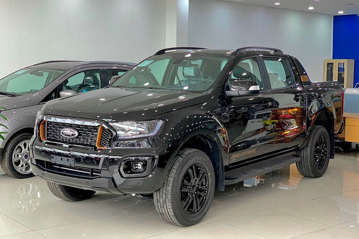 Ford Ranger lắp ráp chính thức cũng được bán ra thị trường Việt vào tháng 6. Xe vẫn giữ nguyên 5 phiên bản, trang bị không khác biệt nhưng giá bán rẻ hơn so với bản nhập Thái Lan. Mức giá xe Ford Ranger lắp ráp có thể dao động từ 616 - 925 triệu đồng. Tuy nhiên, một số đại lý cho biết mẫu xe lắp ráp này sẽ được bán ra với mức ưu đãi lớn.