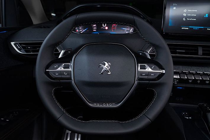 Không gian nội thất trên Peugeot 3008 facelift duy trì triết lý thiết kế New i-Cockpit cùng các tinh chỉnh nhằm gia tăng tiện nghi cho người dùng. Đáng chú ý là vô lăng D-Cut, bảng đồng hồ kỹ thuật số 12,3 inch, phím chức năng mô phỏng phím đàn piano & cần số điện tử,... Nâng cấp chính ở 2 phiên bản 2021 là màn hình cảm ứng trung tâm trên bản AL nay có kích thước 10 inch, to hơn cỡ 8 inch ở model AT.