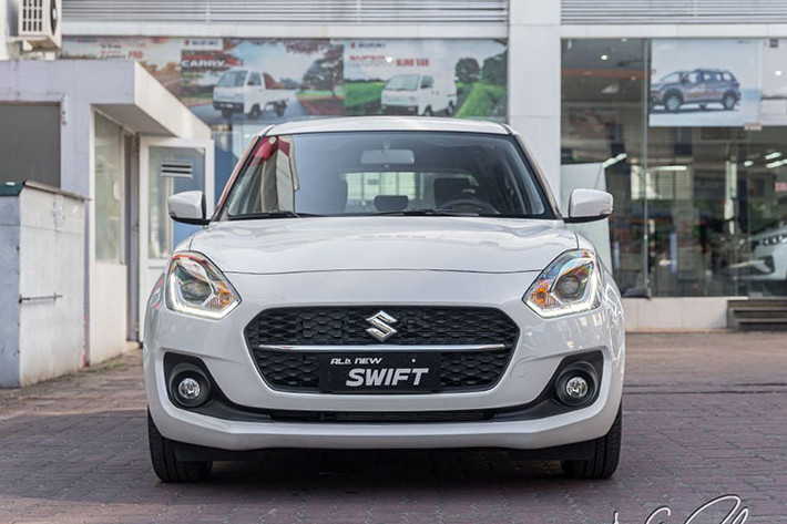 Khoang nội thất Swift 2021 mới mẻ và nổi bật hơn khi có màu sắc trang trí mạ bạc trên nền đen chủ đạo. Kèm theo đó là các trang bị mới như: màn hình cảm ứng 10 inch tương thích Apple CarPlay, Android Auto, tích hợp camera lùi và có kết nối USB, AUX và Bluetooth.