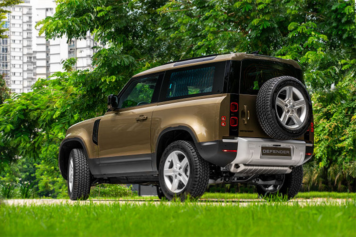 Cả hai đều sử dụng hộp số tự động 8 cấp, dẫn động hai cầu và thêm hộp số phụ 2 cấp với tỷ số truyền thấp. Hiện mẫu SUV Defender 90 mới nhập khẩu chính hãng từ Anh với giá bán lần lượt 3,945 tỷ đồng (bản SE) và 6,555 tỷ đồng (bản X). Hiện mẫu xe này chưa có đối thủ cạnh tranh trực tiếp ở Việt Nam.