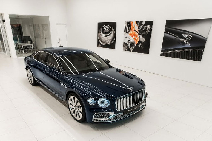 Những chiếc sedan siêu sang Bentley Flying Spur V8 First Edition chính hãng đầu tiên đã ra mắt thị trường Việt sau thời gian dài chờ đợi. Đây là mẫu siêu xe được giới thiệu với khối động cơ V8 nổi tiếng và thành công của Bentley, nhằm thay thế cho mẫu xe cũ với động cơ W12. Động cơ V8 4.0L có thể sản sinh công suất cực đại 542 mã lực và mô-men xoắn 770 Nm. Xe có thể tăng tốc 0-100 km/h trong 4,1 giây trước khi đạt vận tốc tối đa 318 km/h.