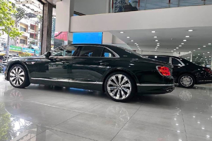 Bentley Flying Spur 2021 được phân phối chính hãng với mức giá 18-21 tỷ đồng, tùy vào trang bị đi kèm. Tại Việt Nam, mẫu sedan siêu sang này sẽ cạnh tranh với các mẫu sedan như Rolls-Royce Ghost (từ 30 tỷ đồng) hay Mercedes-Maybach S 650 (15 tỷ đồng).