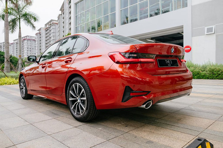 Cụ thể, phiên bản BMW 320i Sport Line tiêu chuẩn giảm 220 triệu đồng so với giá niêm yết, giá sau giảm còn 1,679 tỷ đồng. Phiên bản 320i Sport Line Plus giảm nhiều nhất là 222 triệu đồng so với giá niêm yết, giá bán còn 1,957 tỷ đồng. Riêng bản 330i M Sport vẫn giảm 130 triệu đồng như đợt trước, hiện có giá là 2,379 tỷ đồng.