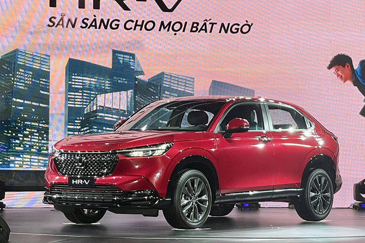 Mẫu xe SUV Honda HR-V 2022 thế hệ thứ 2 mới ra mắt này được đánh giá là lần thay đổi toàn diện. Những đường nét thể thao của thế hệ trước đã được giảm bớt, thay vào đó thân xe thiết kế dài hơn, rộng hơn. Đồng thời, phong cách có phần hiền lành và sang trọng hơn.