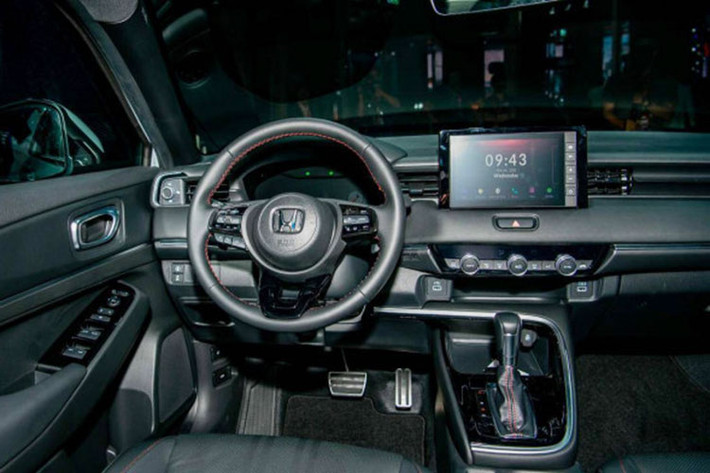 Nội thất xe tạo điểm nhấn với màn hình cảm ứng 8 inch, hỗ trợ kết nối Bluetooth, USB, Android Auto và Apple CarPlay. Mẫu xe mới này cũng được trang bị dàn âm thanh 6 loa, hệ thống đèn viền nội thất, cổng sạc USB cho hàng ghế sau hay cửa gió điều hòa cho hàng ghế sau,…