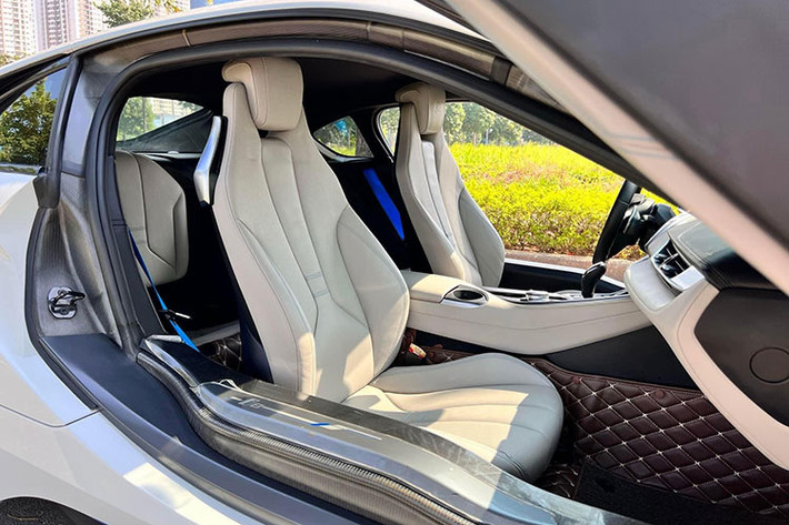 Các trang bị khác bao gồm; hệ thống theo dõi áp suất lốp, kiểm soát các van động cơ, ghế điều chỉnh điện và ghế trước có sưởi. Các cảm biến đỗ xe phía trước và sau hiển thị hình ảnh thông qua màn hình 8,8 inch. Các vị trí ghế điều chỉnh giúp người lái và hành khách thoải mái trên hành trình dài.