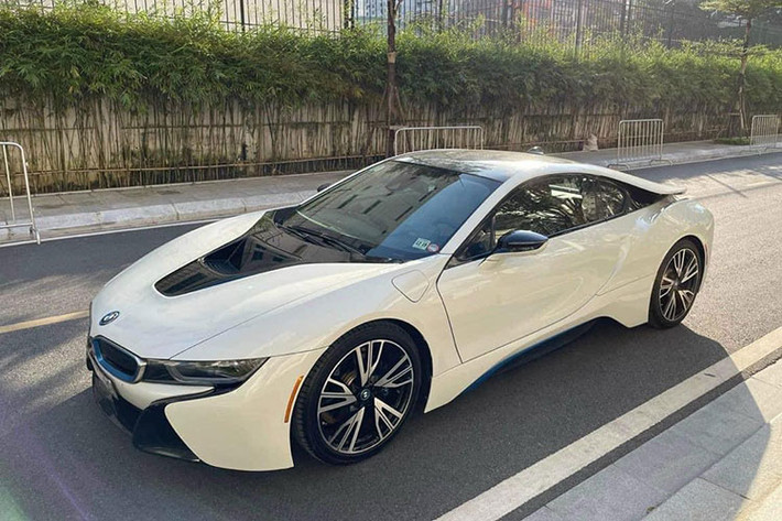 Theo chủ nhân của chiếc siêu xe BMW i8 đời 2015 này, chiêcvs xe được đăng ký tại Hà Nội vào năm 2016 và lăn bánh khá ít. Cũng theo nhiều dân chơi xe cho hay, sở dĩ chiếc BMW i8 2015 cũ này có mức giá chào bán hơn 3,7 tỷ đồng một phần cũng nhờ vào biển số "cặp thần tài nhỏ" siêu đẹp, nếu không nó chỉ được rao bán ở mức khoảng nhỉnh 3 tỷ đồng.