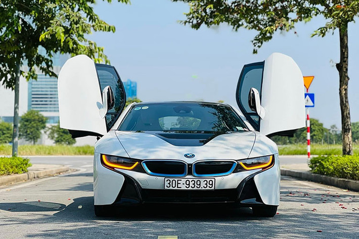 Theo nhiều dân chơi xe tại Việt Nam, nguyên nhân BMW i8 xuống giá thảm hại là do chiếc siêu xe này có kiểu dáng nhỏ bé, gầm rất thấp. Ngoài ra mẫu xe này cũng vốn ảnh hưởng bởi tính bảo hành khi hỏng hóc do không chính hãng, phụ tùng thay thế cực đắt đỏ và hiếm nên khá khó bán hơn so với các đối thủ cùng phân khúc...