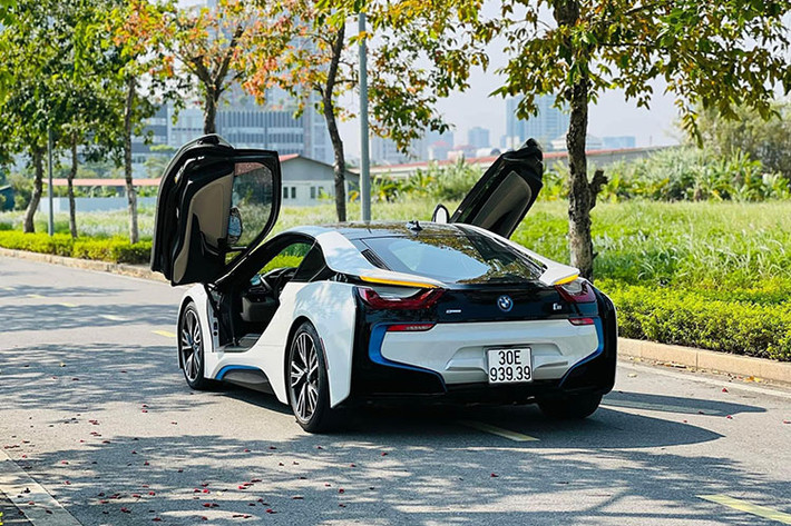 Về ngoại hình, BMW i8 từng gây được ấn tượng mạnh với giới chơi xe Việt Nam cũng như quốc tế khi sở hữu thiết kế áp dụng công nghệ chế tạo module với vật liệu sợi carbon cường lực, thép và kính cường lực Gorilla Class, bên cạnh đó là tích hợp hệ thống động cơ Hybrid tiên tiến và đèn pha Laser "đỉnh".