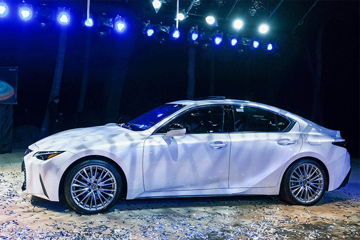 Ngoại thất của IS hoàn toàn mới cho phép cải thiện độ cứng của thân xe một cách hiệu quả nhờ những thay đổi về hình dạng và cấu trúc. Với cấu trúc mới, áp dụng công nghệ hàn điểm và hàn laser mang lại độ cứng thân xe tốt hơn và tăng cường khả năng vận hành.