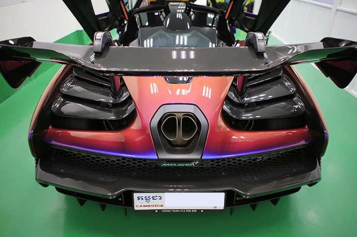 McLaren Senna độc nhất vô nhị tại Việt Nam hiện nay sở hữu bộ áo độc đáo "tắc kè" Cerberus Pearl rất hiếm có trên thế giới. Tuỳ theo góc nhìn mà màu sơn này sẽ cho ra các màu sắc, tím, cam và xanh rất đẹp mắt. Ngoài bộ áo "tắc kè" thay đổi theo góc nhìn ra, chiếc siêu xe McLaren Senna này còn có những điểm nhấn ở ngoại thất khác như phần nắp capô của xe bằng carbon bóng.