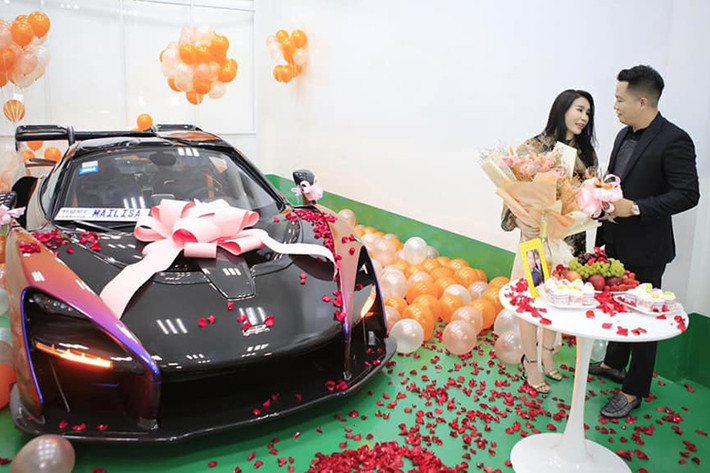 Mới đây, doanh nhân chơi xe đình đám quận 12, TP HCM đã chính thức công bố hình ảnh chiếc siêu xe McLaren Senna triệu đô chỉ có số lượng 500 chiếc trên toàn thế giới đã nằm ngay ngắn trong garage của mình khiến không ít người mê xe trong nước vui mừng và thán phục.