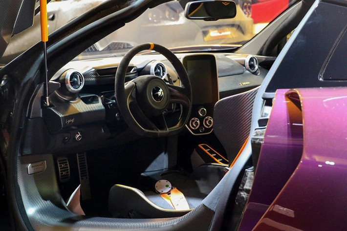 Một số chi tiết khác trên McLaren Senna màu Cerberus Pearl này được hoàn thành với sợi carbon để giảm trọng lượng cho xe cũng như mang đến cái nhìn hấp dẫn hơn. Xe sở hữu bộ mâm 5 chấu kép siêu nhẹ sơn màu đen bóng kết hợp cùng kẹp phanh màu vàng, tuỳ chọn một phần cửa xe của McLaren Senna làm bằng kính trong suốt. Cánh gió đuôi phía sau của siêu xe McLaren Senna mang màu Cerberus Pearl bằng carbon.