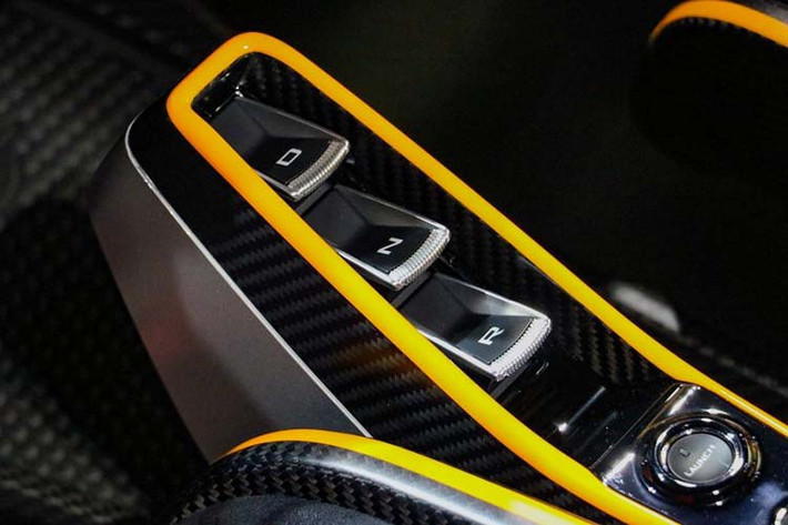 Nguồn cung cấp sức mạnh của McLaren Senna mang màu Cerberus Pearl vẫn là khối động cơ xăng V8, tăng áp kép, dung tích 4.0 lít, lấy từ siêu xe McLaren 720S đã có mặt tại Việt Nam. Tất nhiên, khối động cơ này đã được tinh chỉnh lại nhằm giúp siêu phẩm hàng hiếm McLaren Senna có công suất tối đa lên đến 789 mã lực và mô-men xoắn cực đại 800 Nm.