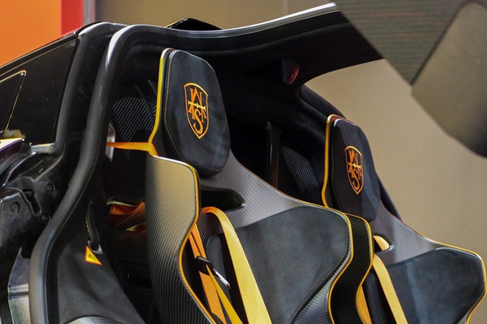 Đại lý siêu xe Al Ain Class Motors từng cho hay chiếc McLaren Senna của doanh nhân quận 12 có số đồng hồ công tơ mét là 0 km nhưng thực tế những chiếc McLaren Senna rời nhà máy đến tay khách hàng phải trải qua quá trình chạy thử nên số đồng hồ công tơ mét bằng 0 có thể ám chỉ chiếc siêu xe triệu đô McLaren Senna màu Cerberus Pearl chưa có chủ nhân nào đặt mua trước đó.