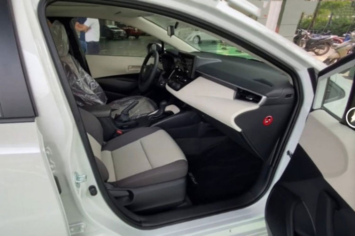 Bên cạnh đó, Toyota Corolla XLi 2022 chỉ có điều hòa chỉnh cơ, ghế ngồi bọc nỉ sáng màu chỉnh cơ, ghế sau không có bệ tỳ tay nhưng được bổ sung cửa gió điều hòa. Những tiện nghi khác của xe cũng rất nghèo nàn như: gạt mưa gián đoạn, chìa khóa, phanh tay cơ và bảng đồng hồ sau vô-lăng cũng tương tự.