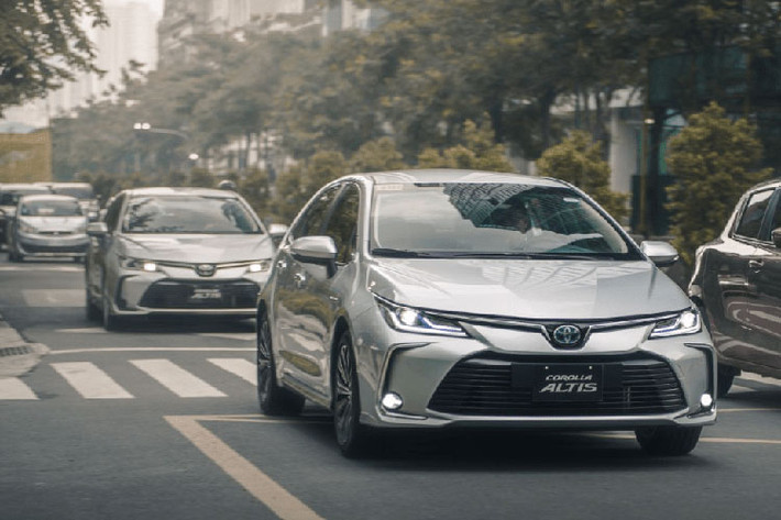Được biết, chiếc Toyota Corolla Altis 2022 xuất hiện mới đây là xe nhập khẩu nguyên chiếc từ Trung Đông và nhiều khả năng đây là xe của đại sứ quán nhập về như chia sẻ của người quay video. Mức giá xe Toyota Corolla XLi 2022 không được tiết lộ, rất có thể mẫu sedan hạng C này sẽ xuất hiện vào cuối năm nay hoặc đầu năm sau.