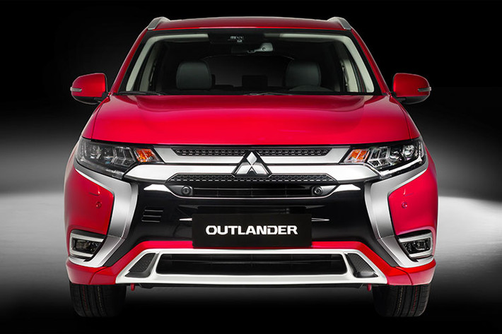 Giá xe Mitsubishi Outlander 2022 vẫn giữ nguyên ở mức 825 triệu và 950 triệu đồng lần lượt cho bản 2.0 CVT và 2.0 CVT Premium. Xe dự kiến được giao đến khách hàng từ đầu tháng 3. Các đối thủ trong phân khúc của xe tại Việt Nam sẽ là Honda CR-V (từ 998 triệu đến 1,138 tỷ đồng), Mazda CX-5 (từ 839 triệu đến 1,039 tỷ đồng)...