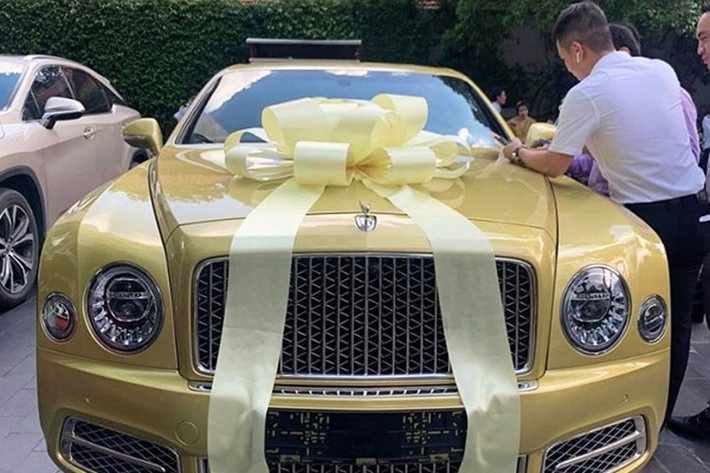 Chiếc xe siêu sang Bentley của Nguyễn Phương Hằng được ông Huỳnh Uy Dũng tặng là phiên bản Mulsanne EWB thế hệ mới. Xe sở hữu màu sơn vàng DayGlo rất nổi tiếng trên các dòng xe sang của Bentley. Tuy nhiên, màu sơn này khi được khoác lên chiếc Mulsanne thế hệ mới này lại được hãng xe siêu sang Anh quốc gọi bằng cái tên Julep.