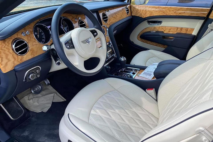 Bên trong của Bentley Mulsanne EWB này là không gian nội thất đậm chất cổ điển. Theo Bentley, hãng đã phải dùng đến da của 17 con bò để bọc toàn bộ nội thất cho những chiếc Mulsanne EWB. Sẽ rất khó để tìm thấy những chi tiết bằng nhựa bên trong mẫu xe siêu sang này.