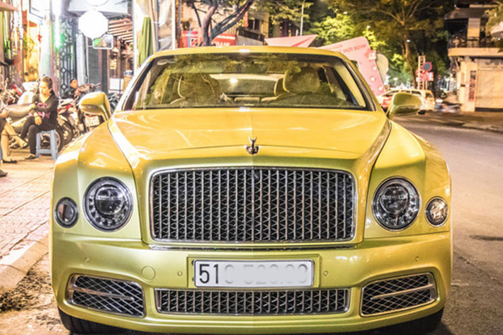 Giá xe Bentley Mulsanne EWD thế hệ mới được bán ra tại thị trường nước ngoài xấp xỉ 400.000 USD (khoảng 9,5 tỷ đồng). Khi được nhập khẩu về Việt Nam, giá của chiếc xe siêu sang này lên tới 1,75 triệu USD (42 tỷ đồng). Nếu tính cả chi phí để lăn bánh tại các thành phố lớn thì người chủ sở hữu sẽ tốn khoảng gần 50 tỷ đồng.