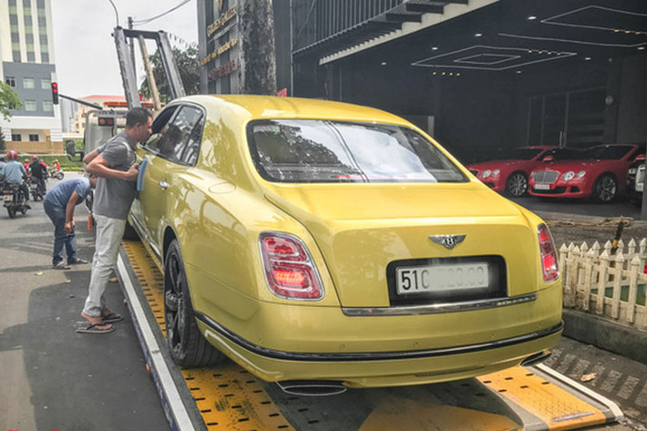 Ngoài ra, tất cả đèn chiếu sáng trên mẫu xe siêu sang này đều được ứng dụng công nghệ LED với tính năng chiếu sáng thích ứng. Ở phía sau, cụm ống xả kép hình oval quen thuộc và cặp đèn hậu có hình chữ B tinh tế là những chi tiết thường thấy trên những mẫu xe siêu sang Bentley thế hệ mới ngày nay. 