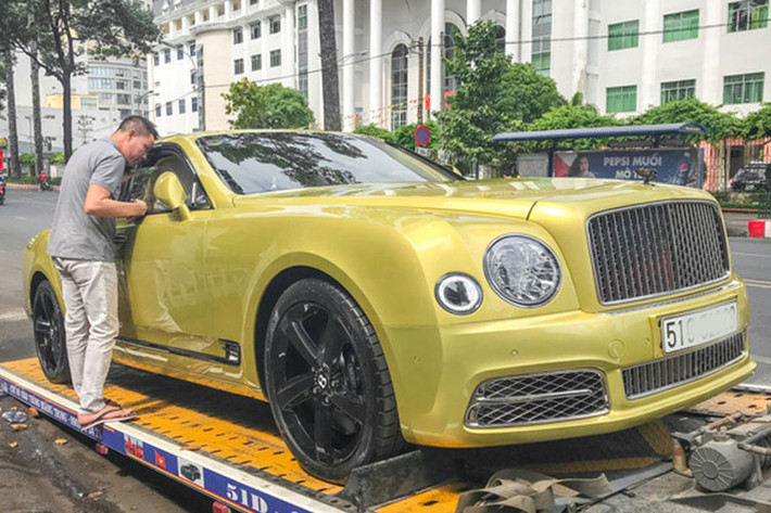 Được biết, để đưa được chiếc xe siêu sang Bentley Mulsanne EWB Julep kịch độc này về nước vào hồi tháng 7/2020 cũng không hề dễ dàng, đại lý tư nhân đã phải đợi tới 6 tháng do dịch Covid-19 hoành hành mới đưa được chiếc xe về Việt Nam. Tuy nhiên đây là một đơn đặt hàng trước nên cũng sớm được bàn giao cho chủ nhân.