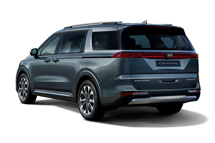 Ngoài ra, Kia Sedona 2021 còn được trang bị nắp ca-pô dập gân và cản trước mang thiết kế mạnh mẽ hơn. Tiếp đến là cột A màu đen được dịch về đằng sau, tạo ra nắp ca-pô dài hơn. Nhìn chung, thiết kế đầu xe của mẫu xe này trông gọn gàng và cao cấp hơn trước. Thậm chí, có người còn đánh giá thiết kế đầu xe của Kia Sedona 2021 gợi liên tưởng đến SUV hạng sang Lexus mới hay Range Rover.