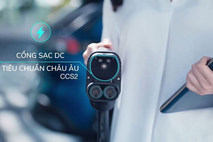 Trong ứng dụng của xe, người dùng có thể theo dõi thời lượng pin hiện có, báo cáo lịch sử xe và thói quen lái theo tuần/tháng, tự động định vị dễ dàng tìm kiếm xe, quản lý vào theo dõi tình trạng sạc pin, cảnh báo chống trộm, nhận diện sự cố va chạm và tự động gọi cứu thương khẩn cấp, tự động chẩn đoán và cảnh báo vấn đề, quản lý lịch bảo dưỡng,cập nhật phần mềm.