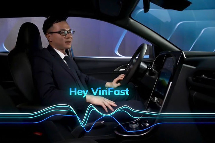 Đầu tiên, trụ sạc AC 11 kW được lắp đặt tại các địa điểm đỗ/gửi xe trong thời gian dài như hầm chung cư, bãi đỗ xe ban đêm với thời gian sạc pin từ 10 – 70% trong khoảng 2 tiếng 10 phút. Loại thứ 2 là trụ sạc DC 30 kW, được lắp đặt tại các trạm dừng nghỉ, trung tâm thương mại và bãi đỗ xe ban ngày, thời gian sạc pin từ 10 – 70% trong khoảng 1 tiếng.