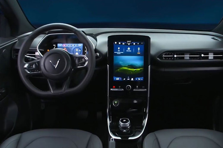 Bên cạnh đó, trong lễ ra mắt này VinFast cũng công bố chi tiết về hệ thống trạm sạc dành cho xe điện. Cụ thể, hãng sẽ triển khai hệ thống hơn 40.000 cổng sạc trên toàn quốc, bao gồm 4 loại trụ sạc.