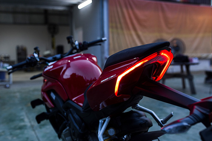 Các công nghệ điện tử hỗ trợ người lái của Streetfighter V4 đều được thừa hưởng từ mẫu Panigale V4, bao gồm các tính năng nổi bật như hệ thống chống bó cứng phanh cảm biến góc nghiêng Cornering ABS EVO, hệ thống kiểm soát lực kéo DTC...