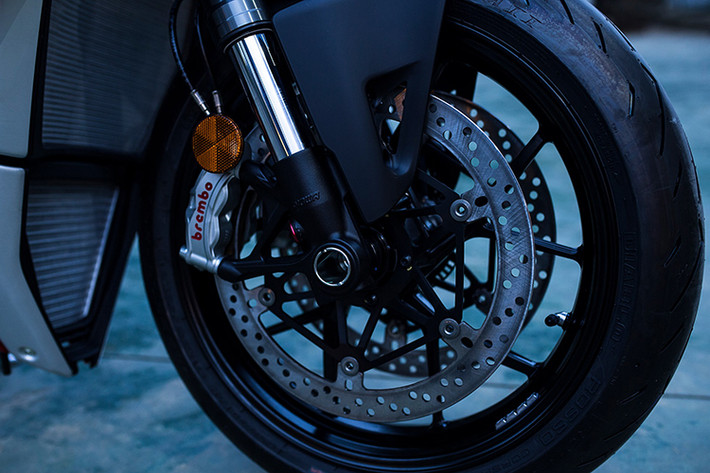 Hệ thống kiểm soát trượt bánh sau DSC, hệ thống kiểm soát hẫng bánh trước DWC, hệ thống hỗ trợ xuất phát DPL, hệ thống sang số nhanh hai chiều DQS EVO, hệ thống kiểm soát hãm tốc bằng động cơ EBC EVO cùng ga điện tử với 3 chế độ vận hành: Race, Sport và Street.