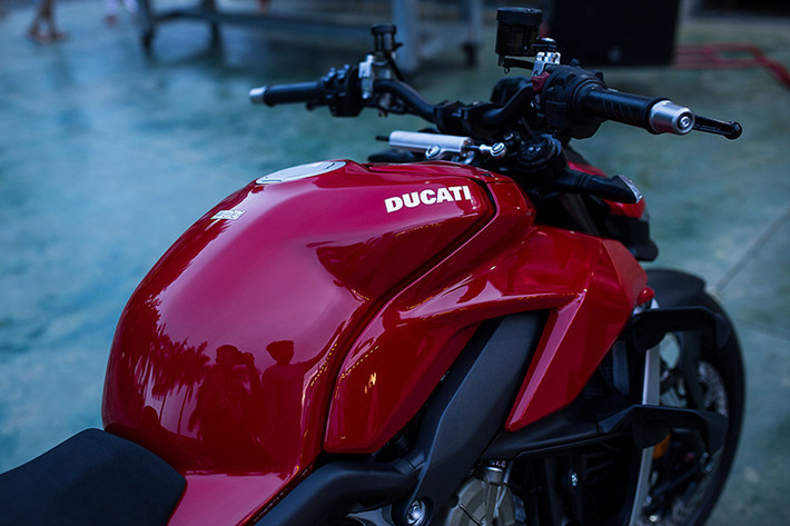 Trái tim của xe là khối động cơ Desmosedici Stradale V4, dung tích 1.103 cc, sản sinh công suất tối đa 208 mã lực tại tua máy 12.500 vòng/phút, lực xoắn cực đại đến 123 Nm tại tua máy11,500 vòng/phút. Đi kèm với động cơ này là hộp số côn tay 6 cấp.