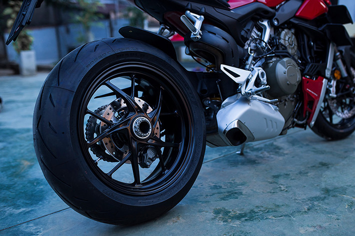 Chiếc Ducati Streetfighter V4 đầu tiên xuất hiện tại Việt Nam thuộc phiên bản tiêu chuẩn, được trang bị hệ thống treo gồm phuộc USD Showa BPF kích thước 43 mm ở trước và giảm xóc lò xo trụ đơn Sachs phía sau, bộ vành của xe là vành hợp kim nhôm đúc.